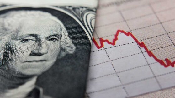    Курс доллара опустился ниже 93 рублей впервые с 12 сентября Алина Городниченко