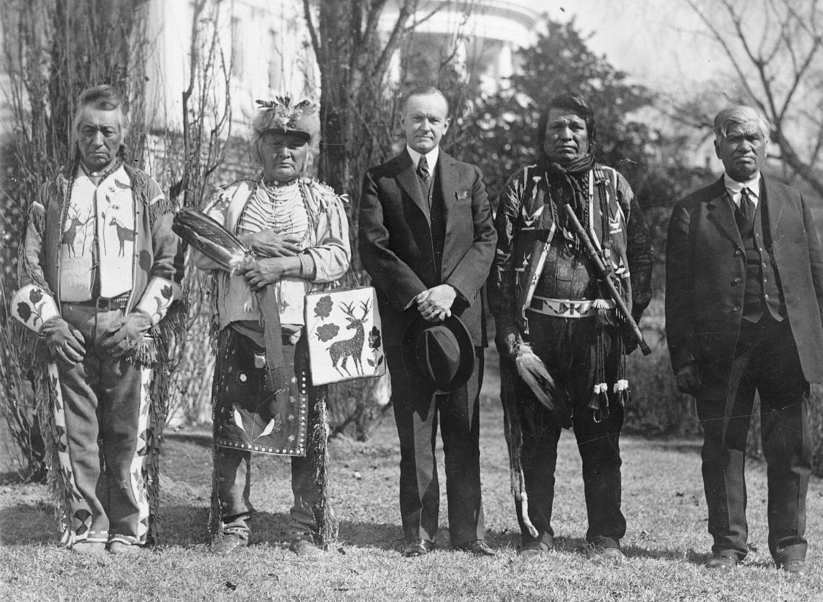 Вот так в реальности выглядели члены племени Осейджи. А бледнолицый мужчина посередине - президент США Кэлвин Кулидж.