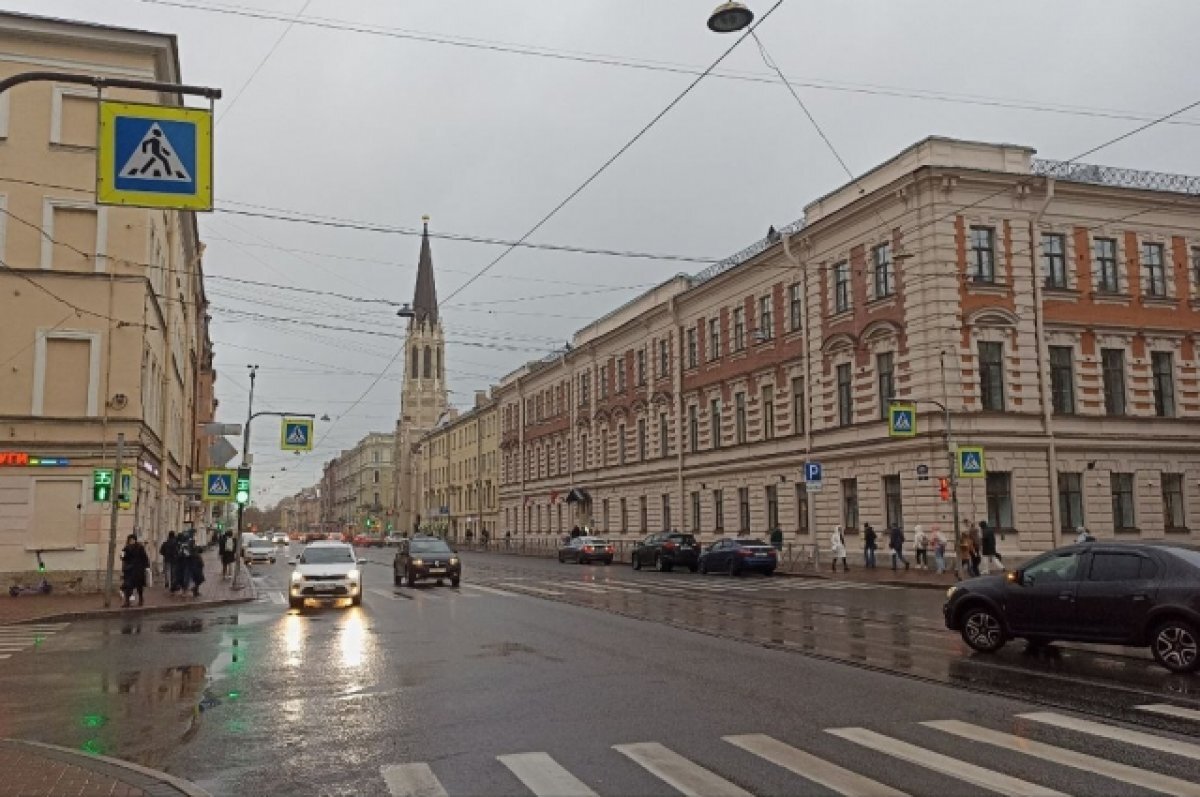    Из-за близости к Ладоге в Петербурге ожидается мокрый снег и гололедица