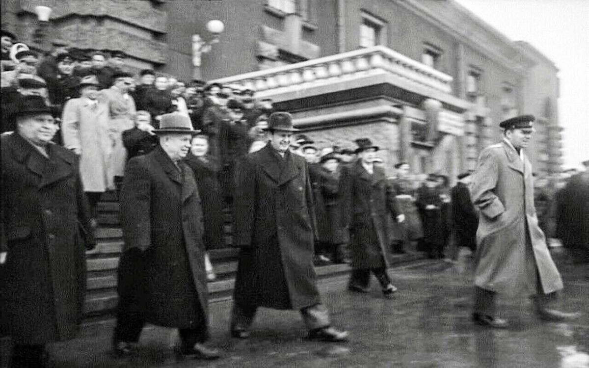 Курск, 1958 год. Приезд Хрущёва. Высокий гость выходит на привокзальную площадь