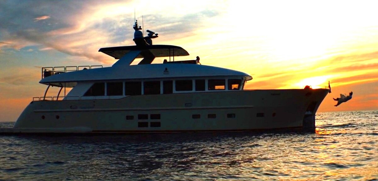 А вот итальянкам для забортного бросания в набежавшую волну ускоритель по имени Стенька Разин не нужен - сами отлично справляются.