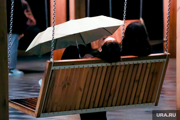    Рядом с ЦУМом поставили качели, скамейки и новую автобусную остановку