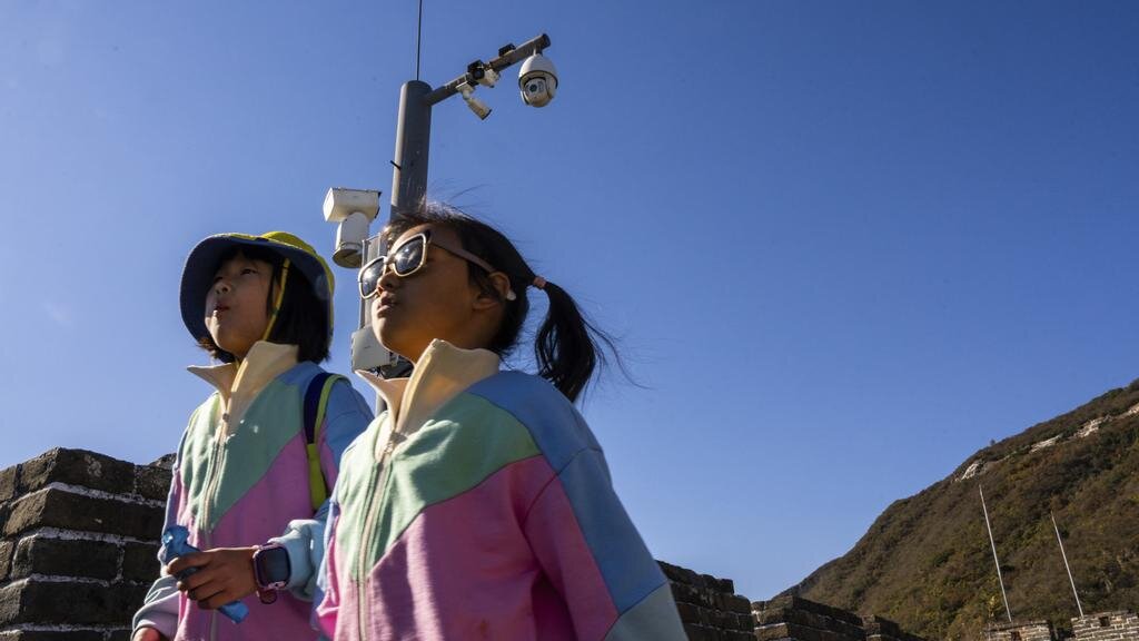 Дети посещают Великую Китайскую стену. Национальное собрание Китая приняло закон о патриотическом воспитании. Среди прочего, это будет противодействовать «историческому нигилизму», скептицизму населения по отношению к изображению прошлого Коммунистической партией. Фото: Луиза Дельмотт/AP/NTB Фото: NTB