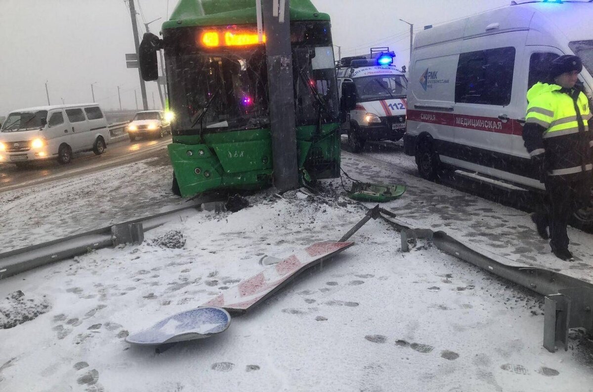 Более 10 человек госпитализировали после аварии с автобусом в Челябинске |  Интерфакс-Россия | Дзен