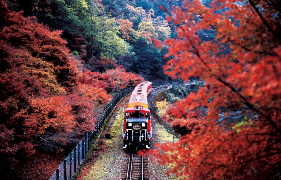 Железные дороги японии. Sagano Scenic Railway. Железная дорога в Киото. Поезд Сагано. Заброшенная железная дорога Киото Япония.