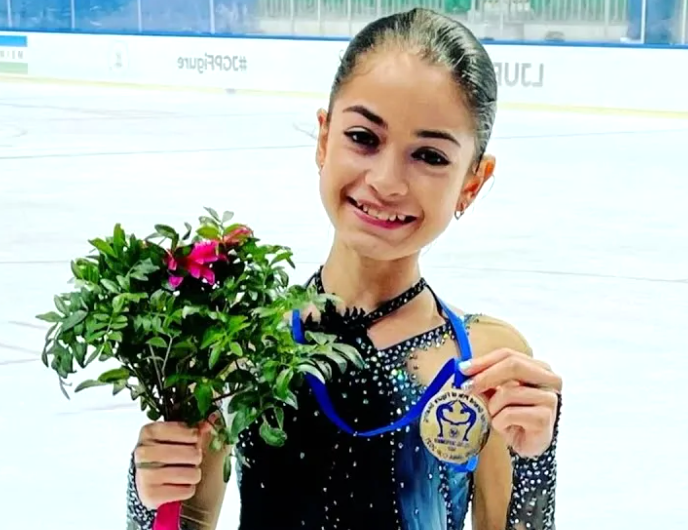 на фото очаровательная Адели Петросян