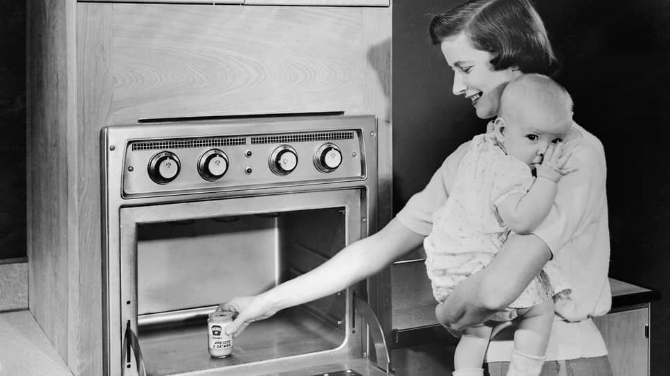    1955 год. Американская фирма Tappan Company первая в мире представила микроволновую печь Getty Images