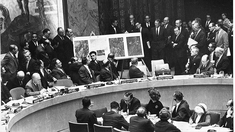    1962 год. Карибский кризис: посол США в ООН Эдлай Стивенсон (на фото второй справа) на заседании Совбеза ООН демонстрирует фотографии советских ракет на Кубе AP
