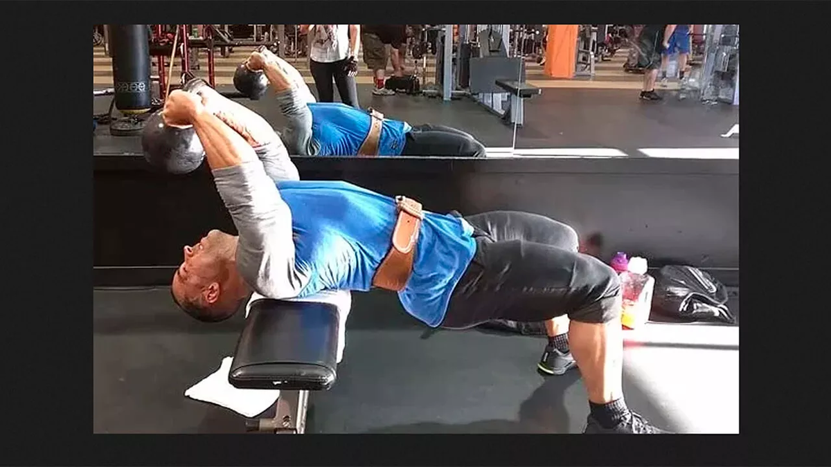 Пулловер с гирей