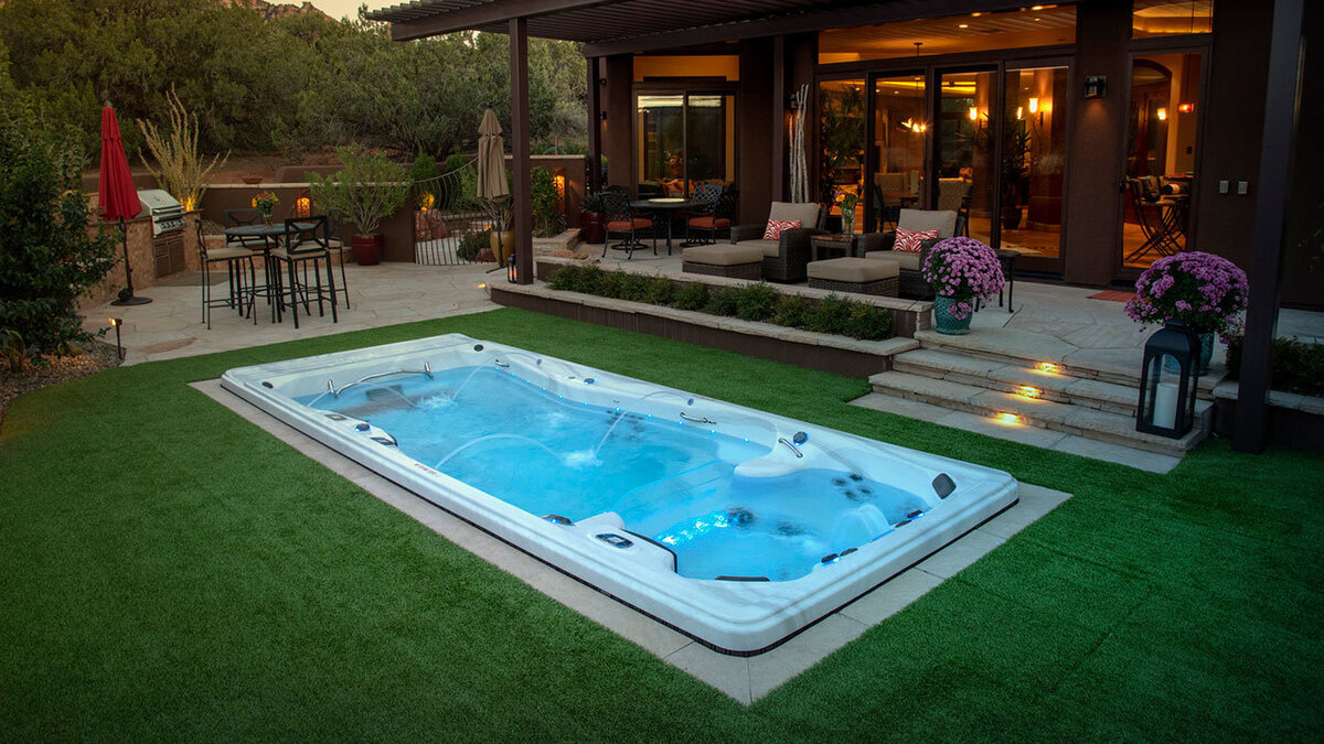 Плавательный спа-бассейн вкопанный в бетонный кессон.