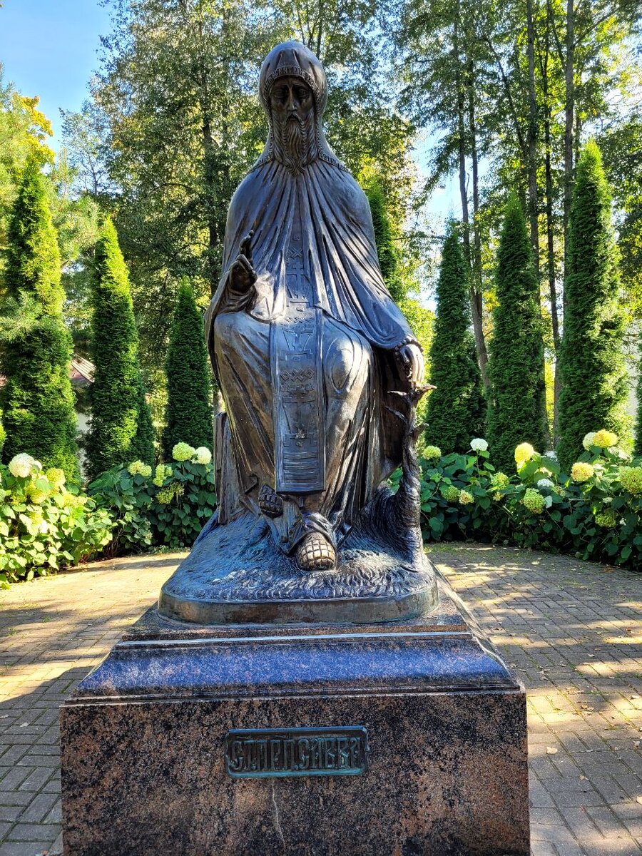 Памятник преподобному Савве у монастыря 