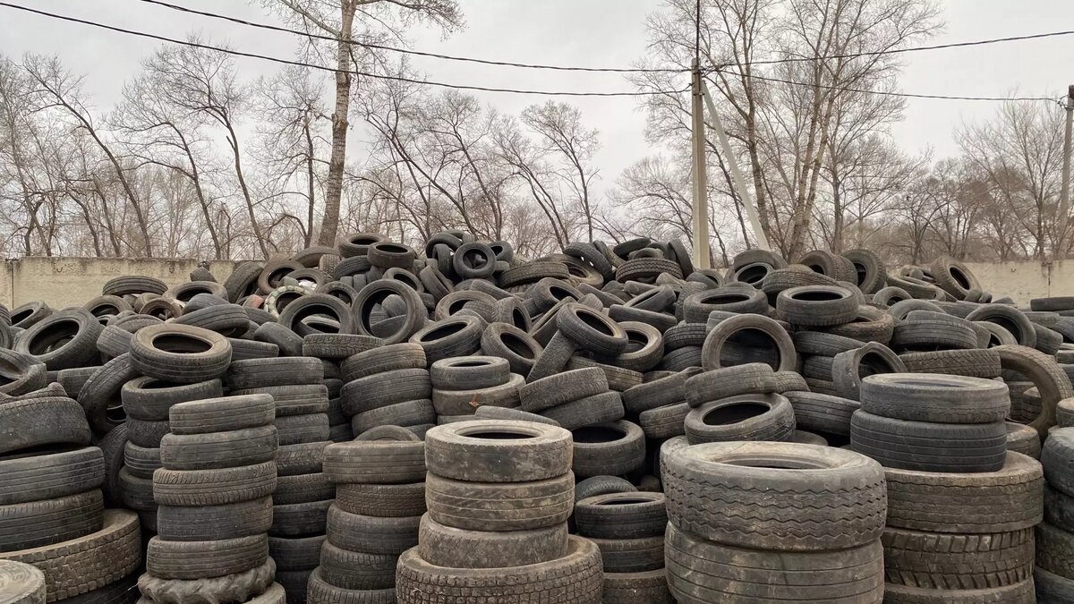     Скоро водители начнут массово менять резину на автомобилях с летней на зимнюю. Поэтому возникнет вопрос — куда выбросить ненужные покрышки. В Минприроды Хакасии рассказали, что в республике открылся пункт сбора отработанных шин.