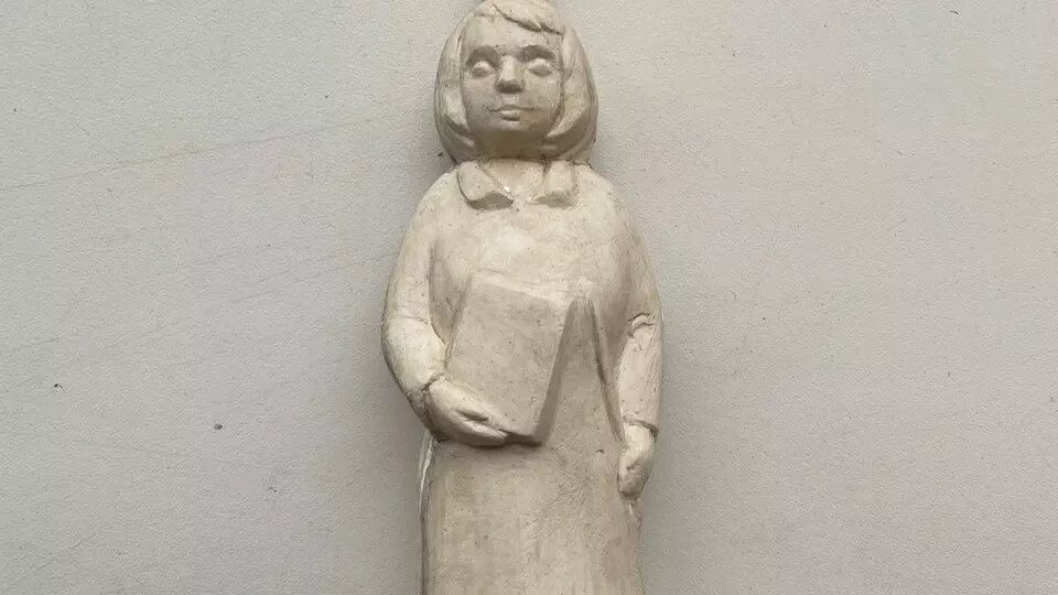     Сейчас готов только гипсовый прототип. Потом сделают форму для игрушки и саму игрушку.