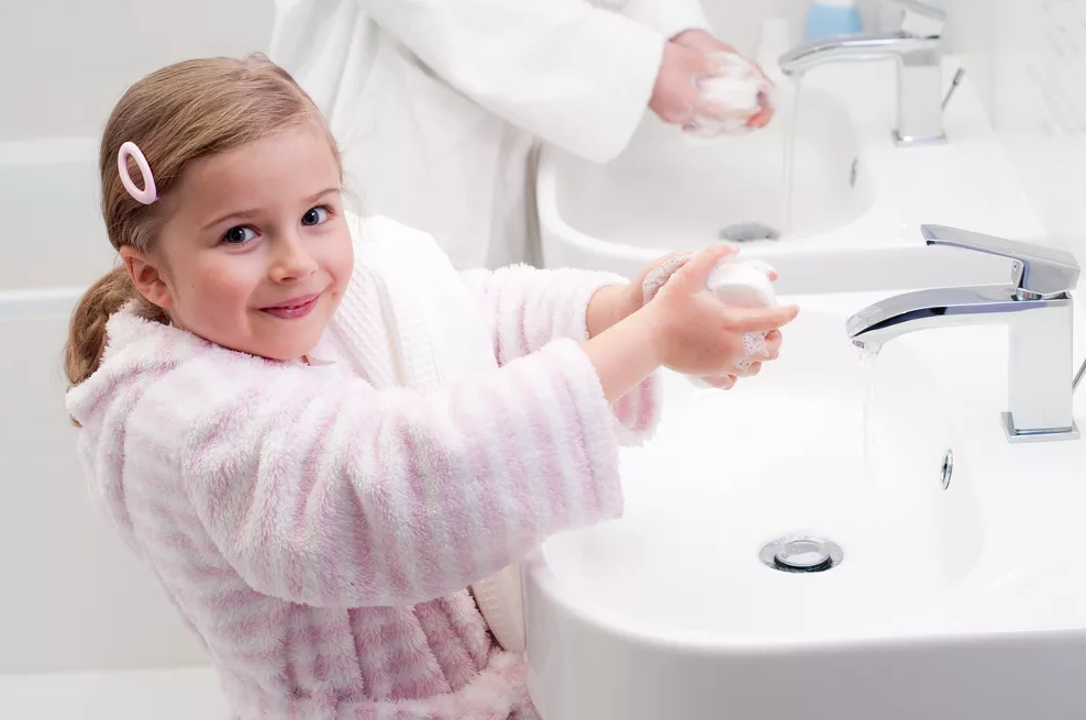 Гигиенические процедуры ребенка. Ребенок умывается. Девочка умывается. Умывание ребенка. Девочка умывается для детей.