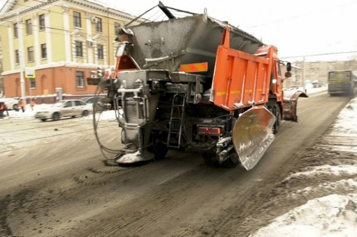    Их года в год областной столице не хватает людей для снегоуборки.