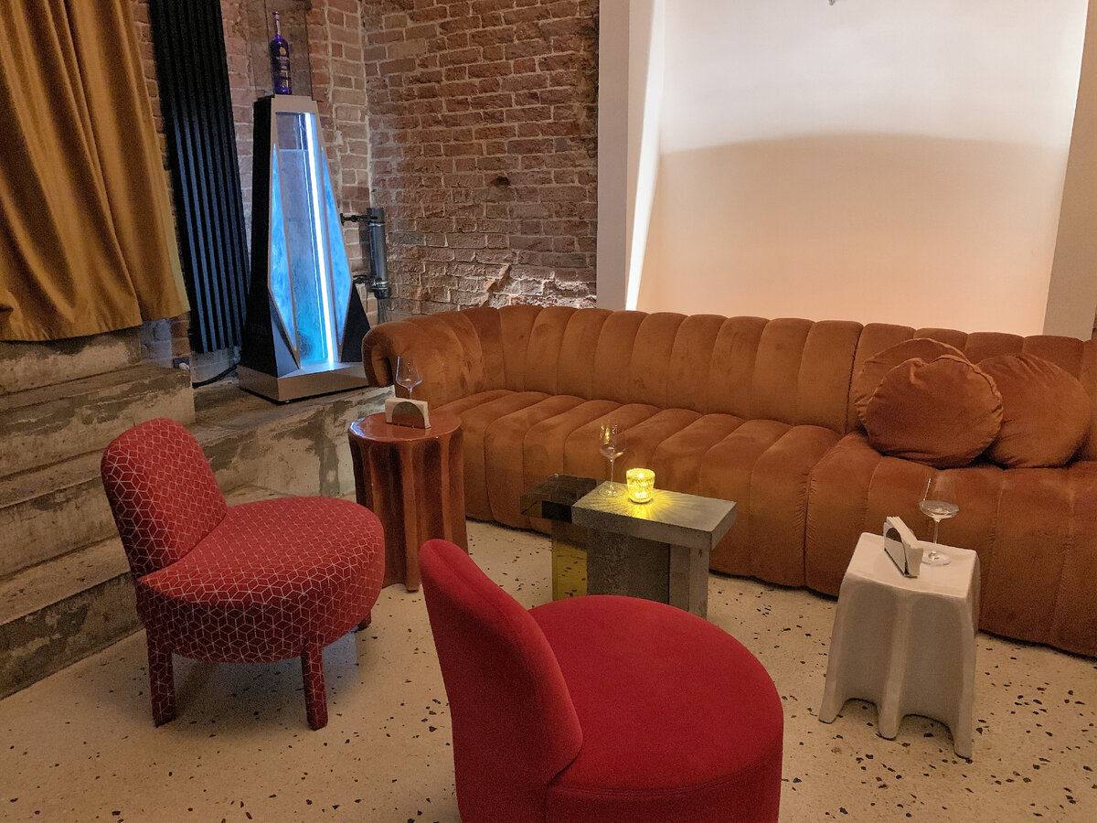 Интерьер зоны ожидания ресторана "Икра"