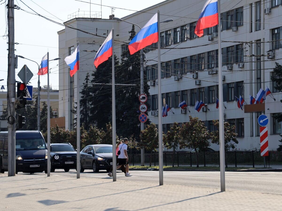    Российские флаги на одной из улиц Донецка. Тридцатого сентября в России отмечается День воссоединения Донецкой Народной Республики, Луганской Народной Республики, Запорожской и Херсонской областей с Россией© РИА Новости / Сергей Аверин