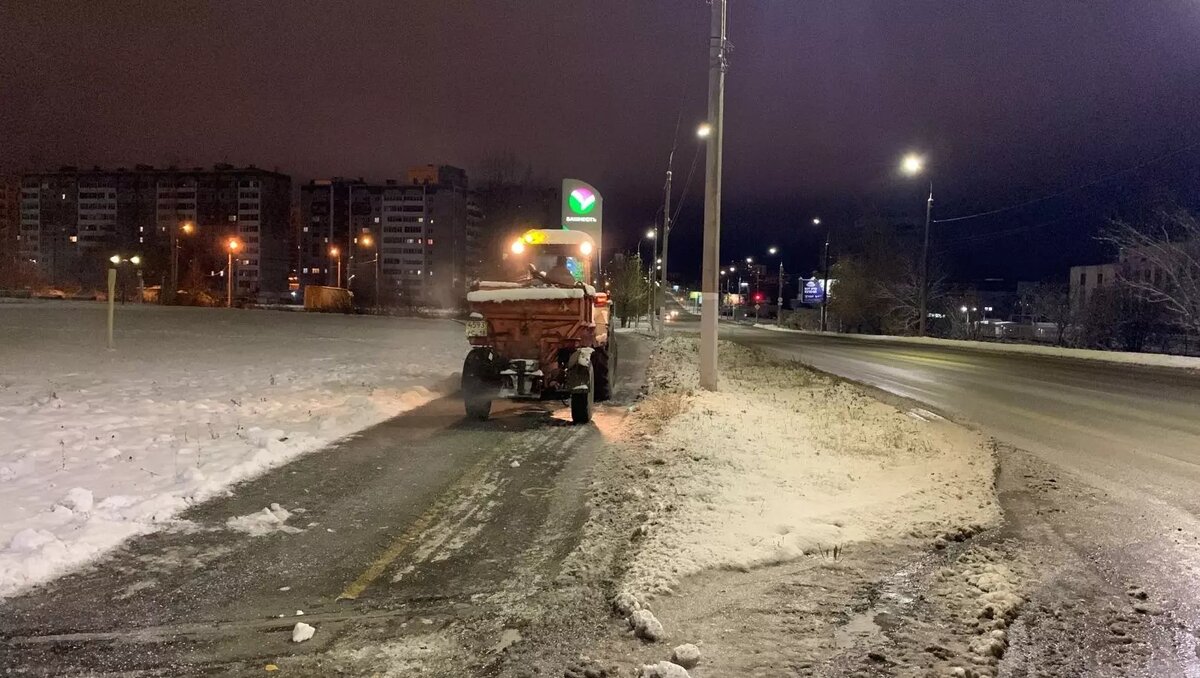     Дорожные службы Ижевска продолжают бороться с выпавшим накануне снегом. Только за одну ночь 25 октября израсходовали 74 тонны противогололедных реагентов, сообщила пресс-служба администрации города.