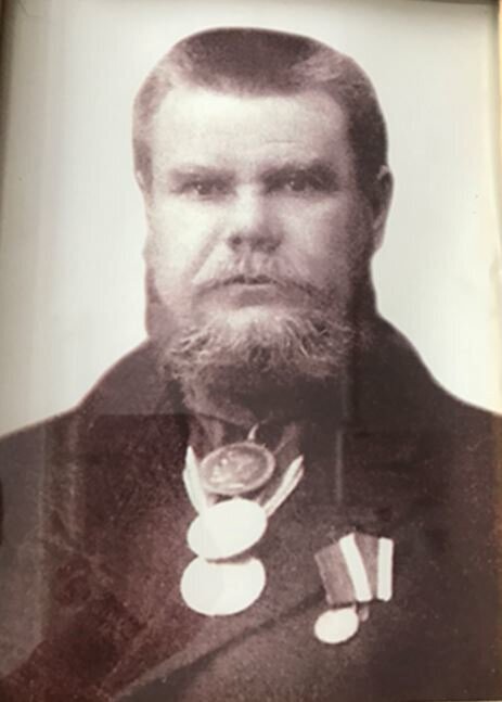 Купец II гильдии Александр Тимофеевич Карев. Самый известный и знаменитый представитель уральского купечества. Благотворитель, меценат, получил серебряную медаль с надписью "За усердие" на Станиславовой ленте.