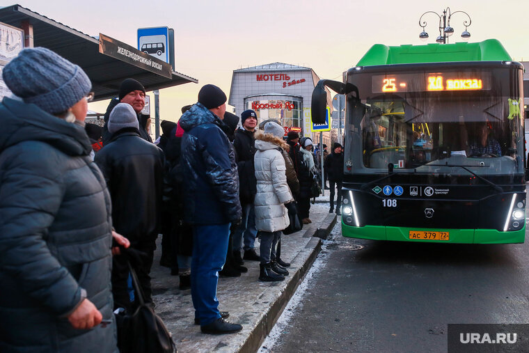    Из-за снегопада тюменские автобусы начали приходить на остановки с опозданием