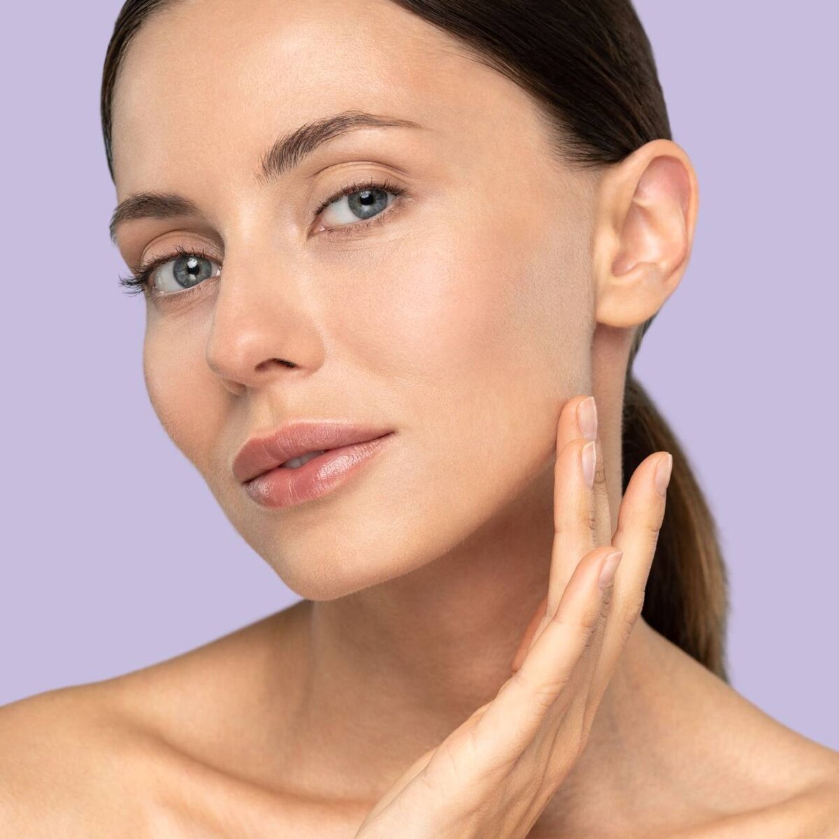 Кожа на лице шее и руках. Кожа тела. Красивая кожа. Фолликулярный кератоз гусиная кожа. Женская шея.