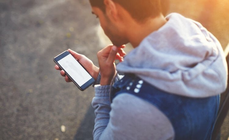    Можно сделать так, чтобы со смартфона исчезли все файлы