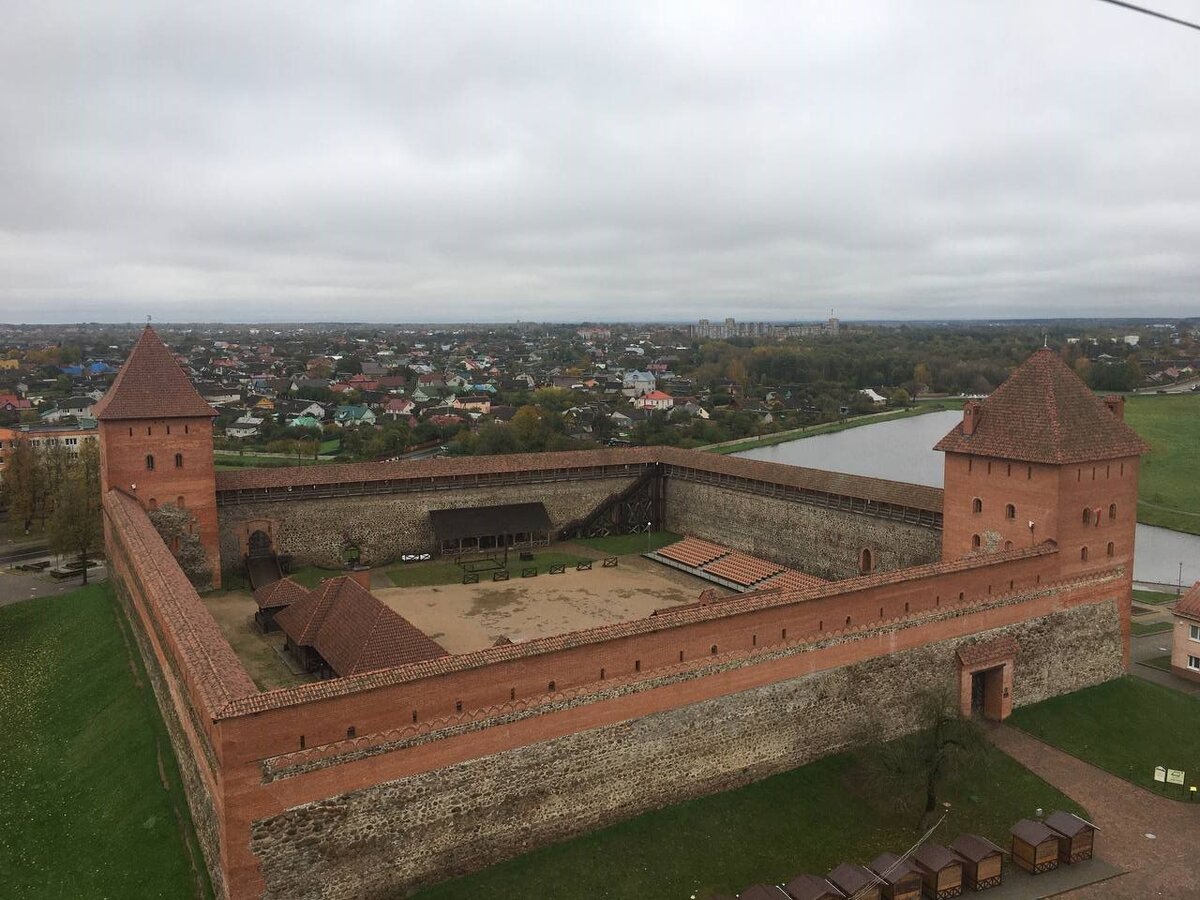 Замок от вокзала к бульвару Гедемина (обзорное общежитие местного стройтреста, вход столовая, налево у туалетов, направо к лифтам, 12 этаж)