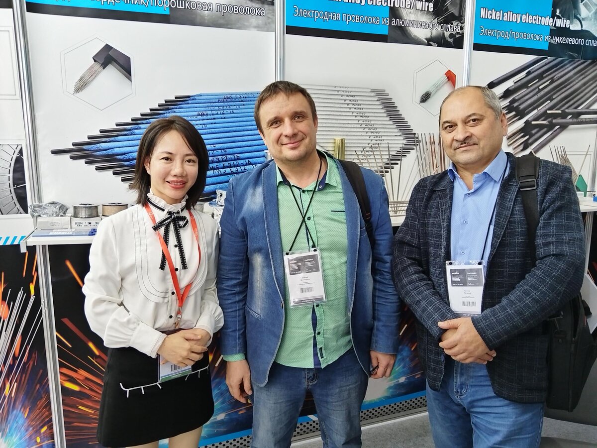 Сотрудники Департамента закупок НИИК Алексей Домостроев (в центре) и Виктор Петухов на выставке