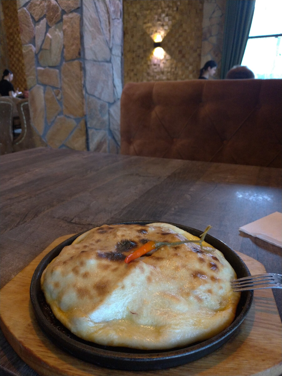 Баранина с овощами на сковороде под шапкой из теста 