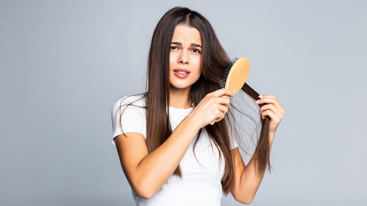    Трихолог сообщила, как правильно расчесывать волосы: о ломкости забудете© Freepik | diana.grytsku