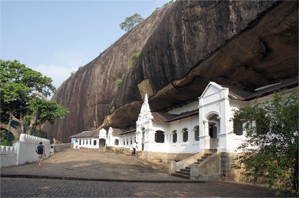 Дамбулла шри. Пещерный храм Дамбулла. Пещерный храм Дамбуллы, Шри-Ланка. Пещерные храмы Дамбуллы. Золотой храм Дамбулла в Шри-Ланке.