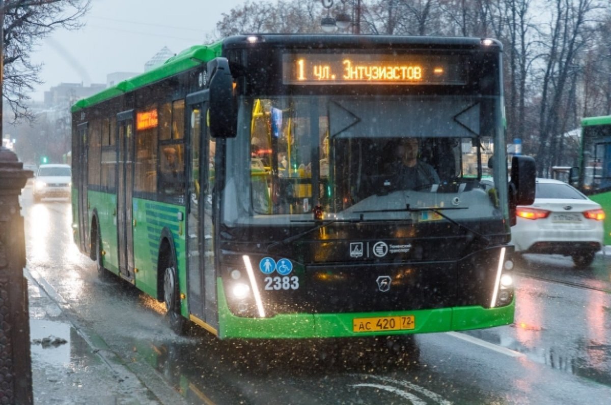    В Тюмени из-за снегопада увеличились интервалы ожидания автобусов