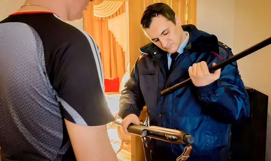 Конфискация оружия. Контроль за оборотом оружия. Участковый проверяет оружие. Надзор за оборотом оружия.