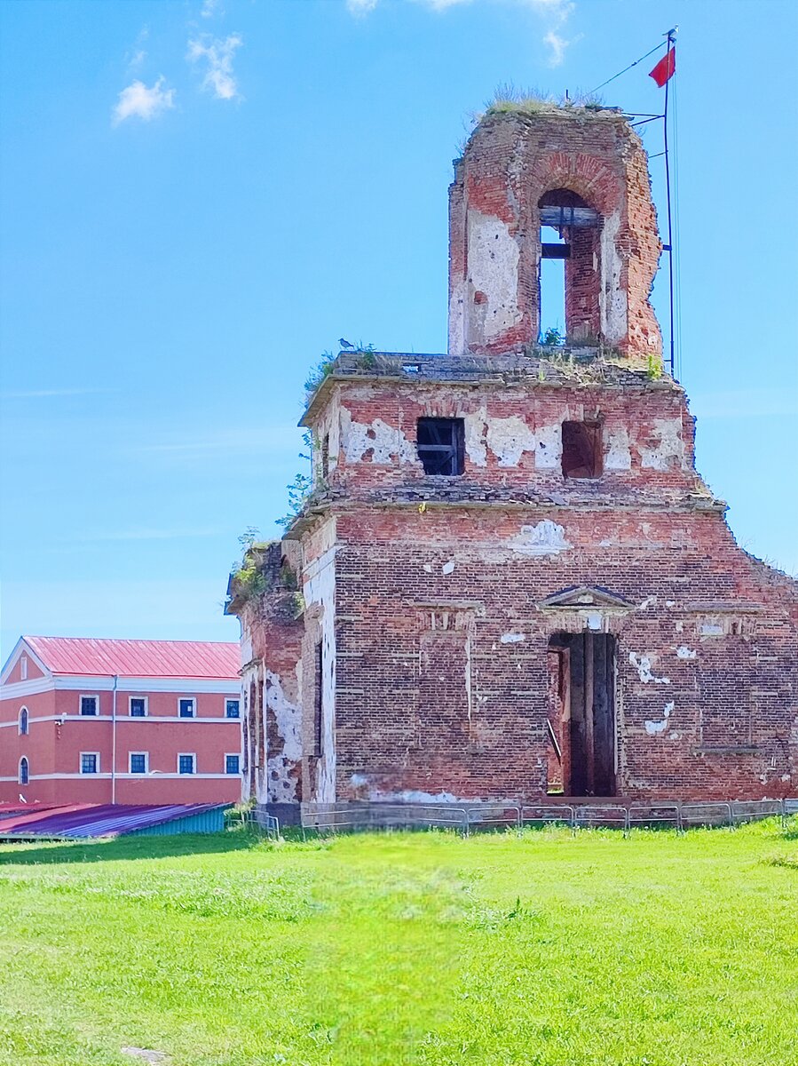 По словам специалистов, ремонтировать тут нечего. А может дом-то совсем другой, тот, который сзади виднеется. Надо поближе подойти и разобраться. 