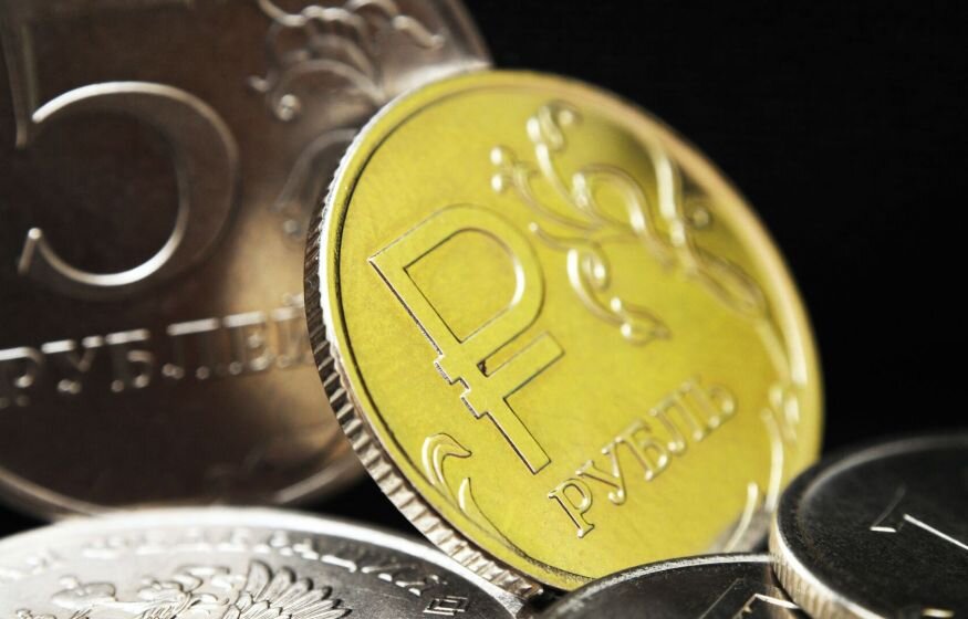    Рубль продолжил укрепляться к доллару и юаню