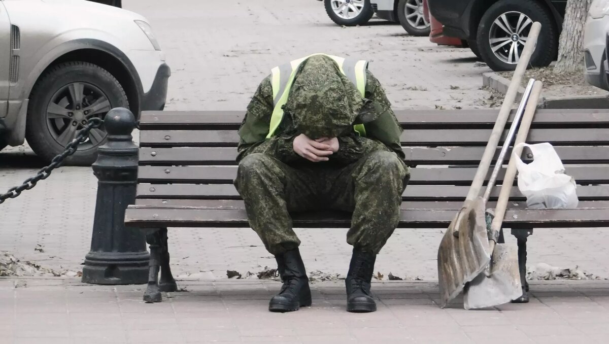     Мужчина показывал на улице свою татуировку коллегам и прохожим, сообщили в следственном комитете края.