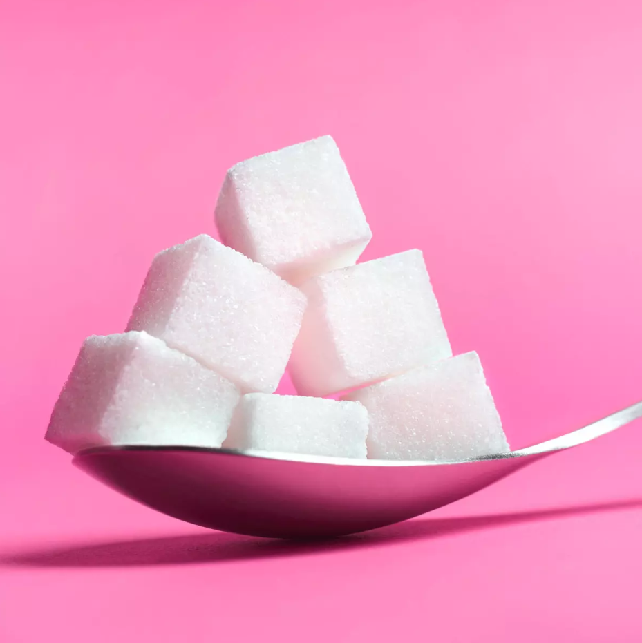 Количество сахара, которое безопасно употреблять в день, может зависеть от общей калорийности рациона, уровня активности и других факторов. По возможности, лучше избегать добавление сахара, поскольку он не содержат полезных питательных веществ.