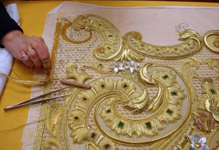 Вышивка золотой нитью. Фото из открытого источника
