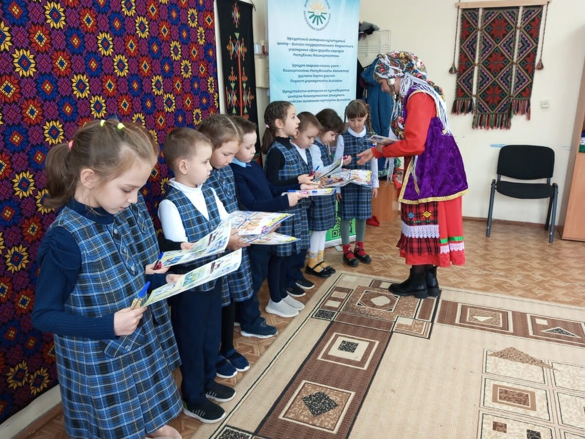24-тӥ октябре Башкортостанысь удмуртъёслэн историяя но культурая центразы пичи куноос вуылӥзы.Та нуналэ отын Татышлы ёросысь Выль Татышлы школаысь полилингвальной классын дышетскисьёсты пумитазы. Пумиськон удмурт кылын ортчиз. Нылпиос историяя но культурая центрлэн уженыз тодматскизы, чебересь киужъёсын адӟытонэз учкизы, анай кылынызы мадиськонъёслы валэктонъёс сётӥзы. Нош собере соос ваньзы ӵошен историяя но шаертодонъя музее вамыштӥзы. Нырысетӥ классын дышетскисьёс татчы люкам экспонатъёсты паймыса, тунсыкъяськыса учкизы.   