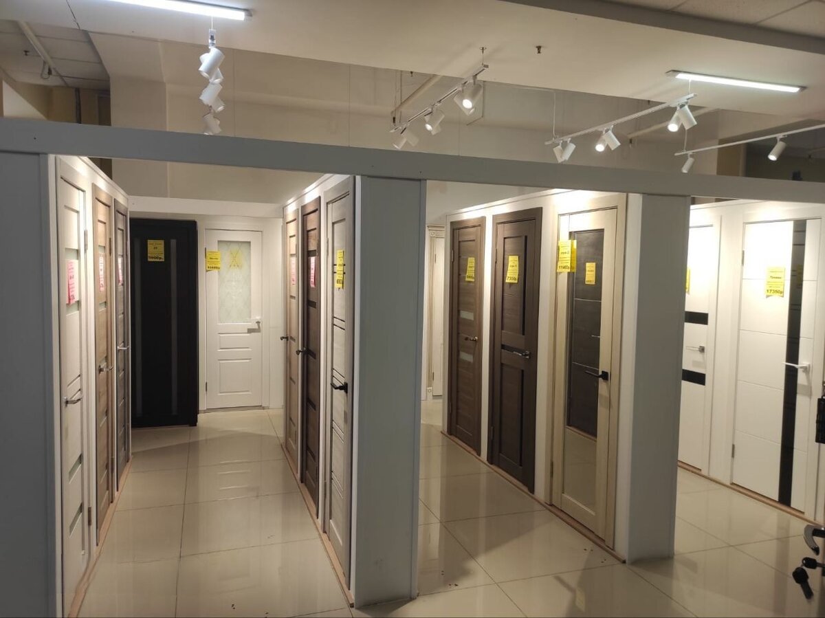 Выставка межкомнатных дверей в магазине в Артёме