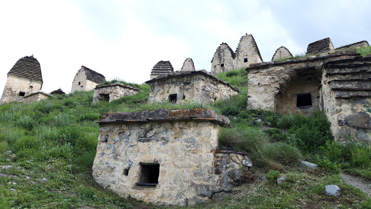 Даргавс – самый знаменитый некрополь на Кавказе. "Город мертвых", стоящий на склонах Куртатинского ущелья Северной Осетии вот уже около семи сотен лет, хранит немало тайн.