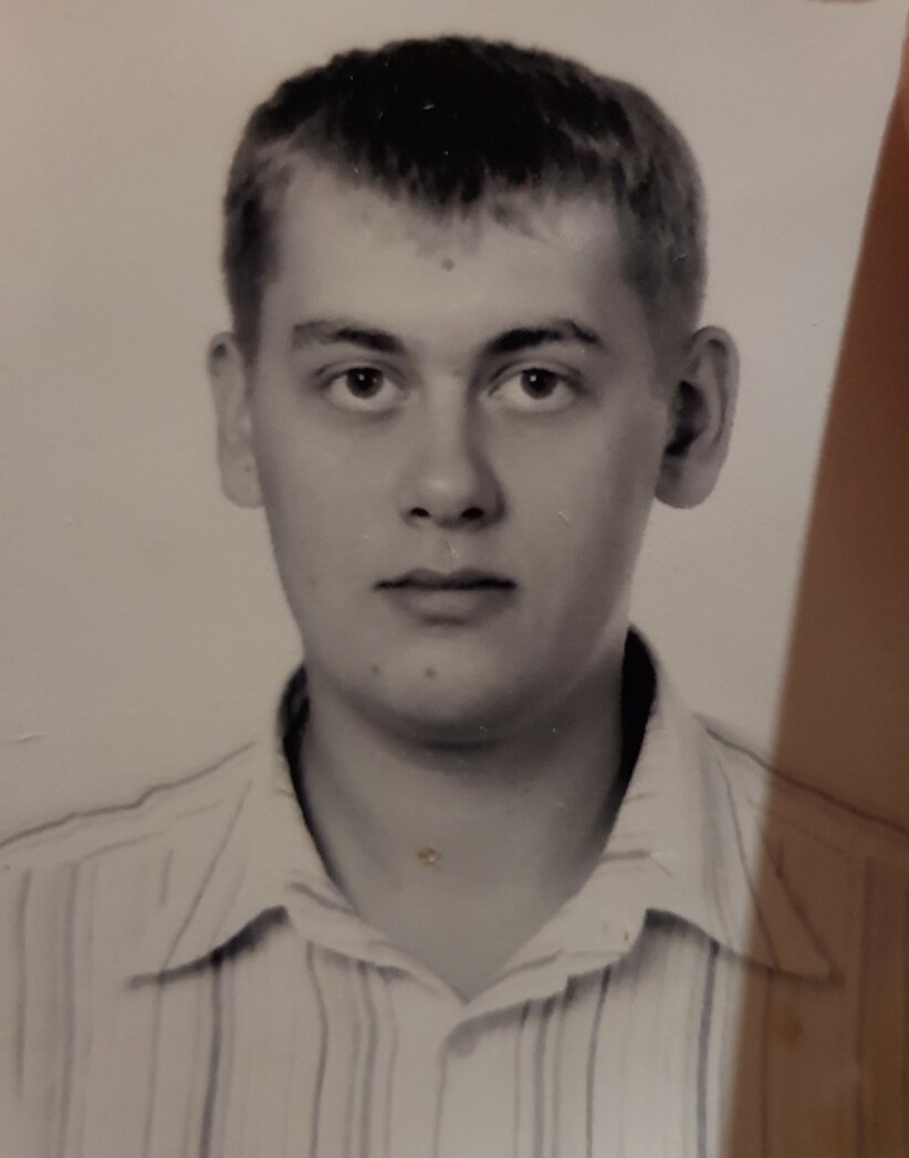 В далёком 2001 году, мне было 14 лет, старший брат позвал меня на отдых, на остров Ольхон,  озеро Байкал, в Иркутской области. Вся компания была старше меня минимум на шесть лет. Набрали они кучу алкоголя и естественно предложили мне. Было пиво "Старый мельник" зелёная такая этикетка. Я думаю вы помните. Значит открываю я бутылку... делаю первый глоток... и о боги.. какая же это вкуснота! Минут за 10 я вылизал эту бутылку🤣 И тут же окосел.. Молодой ещё был, много не надо. Примерно через час меня отпустило. Старшики решили меня научить пить пиво. Я открыл ещё бутылочку, почистил омулька, и начал наслаждаться этим великолепным напитком. В этот момент я понял где моё предназначение🔥 Решил для себя, что буду пить пиво всю жизнь! Сейчас мне 36 лет, и до сих пор наслаждаюсь пивом как в первый раз! Именно с этого момента моя жизнь стала намного интересней. Помимо этого, там была дамочка которая загорала топлес🥰 увидел я впервые в живую женскую грудь🤣