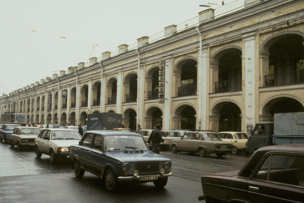 Санкт петербург 1991. Ленинград 1991 год фото. Гостиный двор Садовая линия. Гостиный двор девяностые. Линии Гостиного двора.