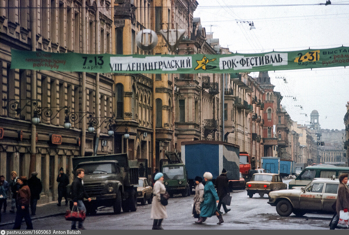 Петербург 1991. Угол Невского и Рубинштейна. Улица Рубинштейна лошади. Угол Невского проспекта и Рубинштейна фото. Триколор на Невском пр-те 1991 г. фото.