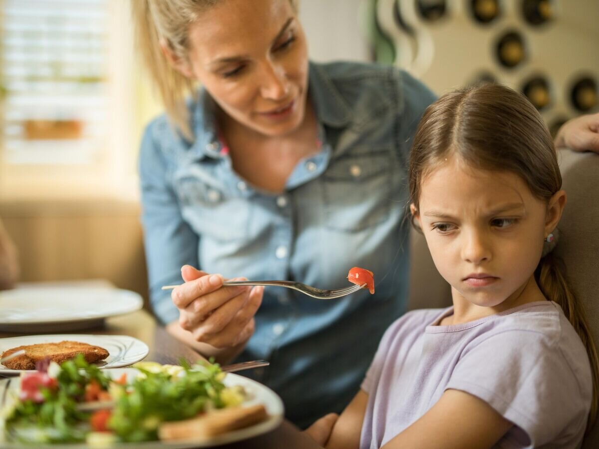    Девочка не хочет есть помидоры© iStock.com / skynesher