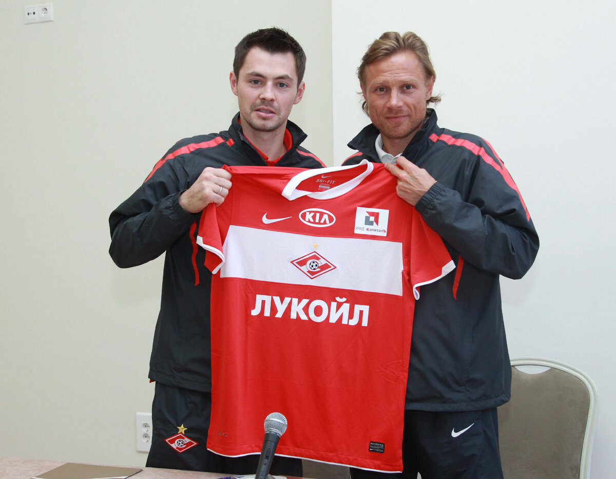 Динияр Билялетдинов (слева) и Валерий Карпин. ФК «Спартак» / Александр Ступников