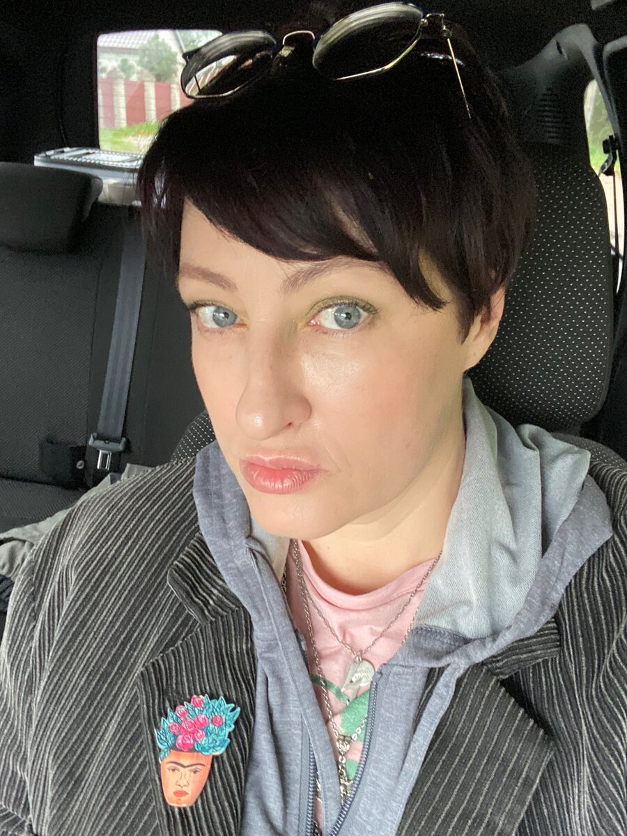 Не знаю, можно ли так настроить рекламу, но мне, как женщине с короткой стрижкой, она постоянно выскакивает. Хотя для меня стрижка, это философия. На себе длинные волосы не люблю. Только на клиентках;)