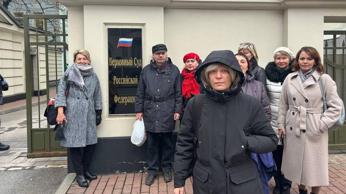    Активисты и жители петербургских хрущёвок у Верховного суда в Москве. Фото: Дарья Дмитриева / MR7