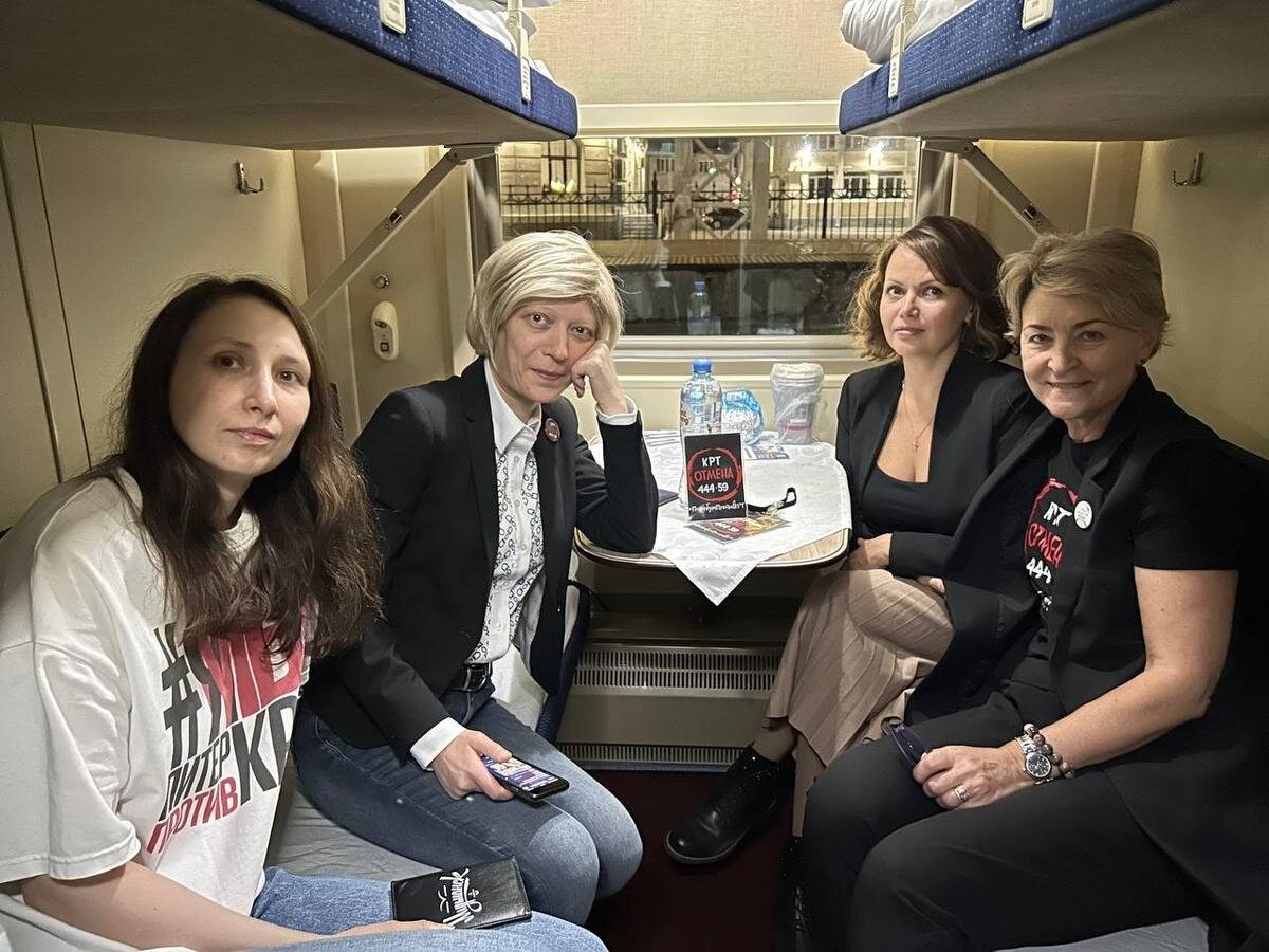 Петербургские активисты в ночном поезде Петербург — Москва накануне суда. Фото: Дарья Дмитриева / MR7