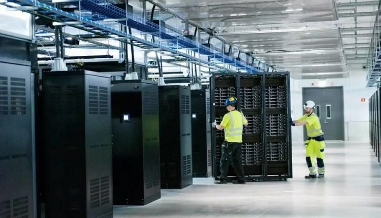 Тяжёлые трехфазные онлайн ИБП находят применение во множестве сфер хозяйства и вертикальных рынков, включая промышленность самой разной направленности. И хотя формально характеристики индустриальных ИБП и, допустим, их прямых аналогов, устанавливаемых в ЦОДах, могут полностью совпадать, у промышленного применения...